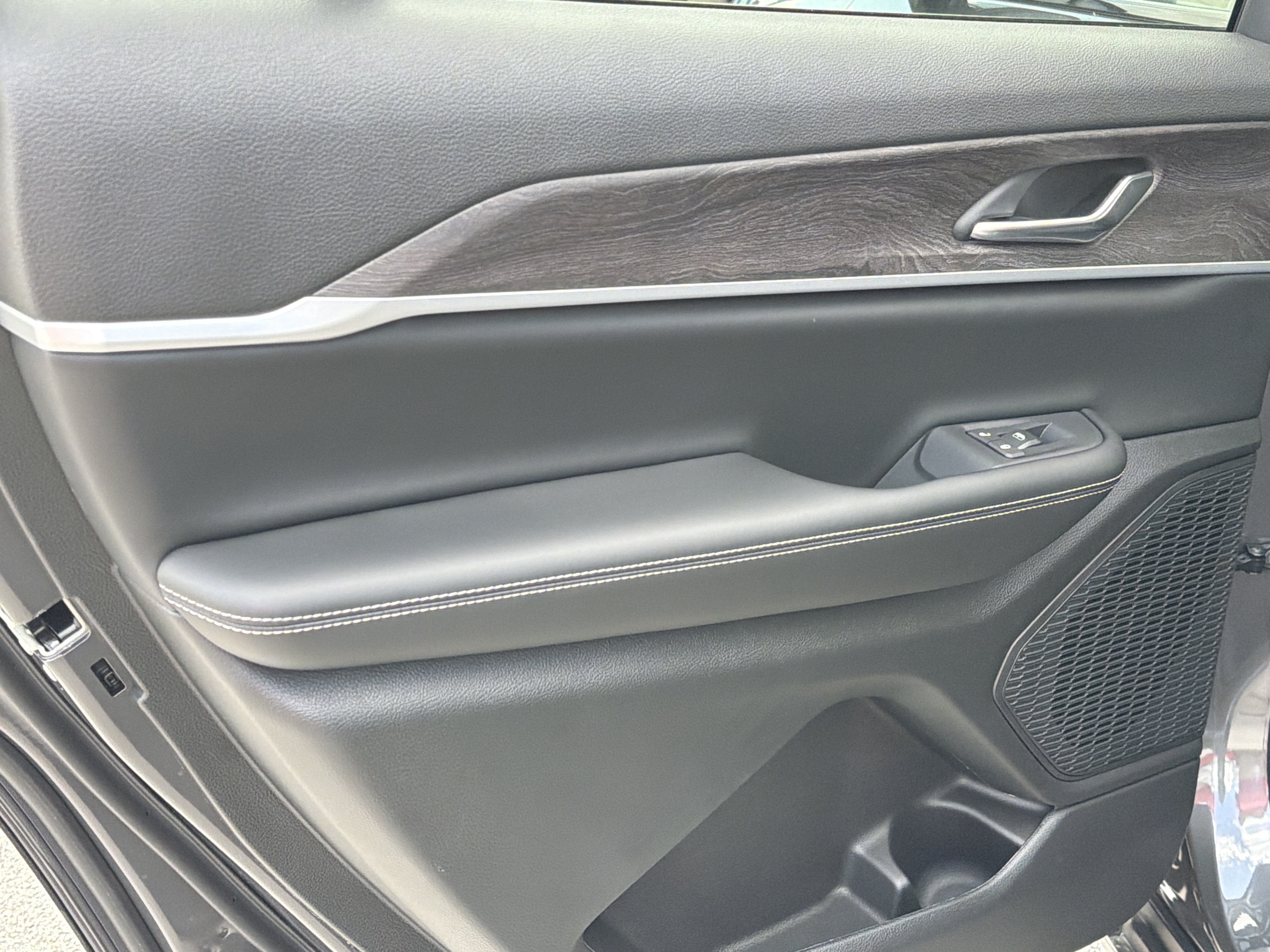 New 2026 Baltic Gray Metallic Clear-Coat Exterior Paint Jeep Laredo Altitude image 21