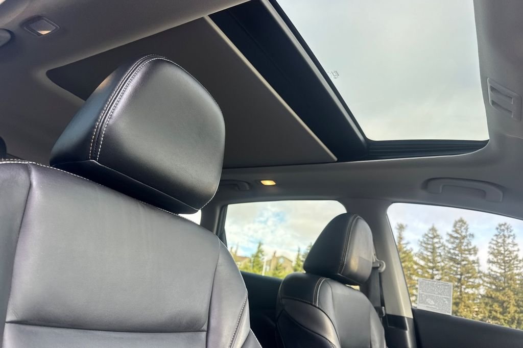 Used 2023 Silver Nissan Platinum image 18