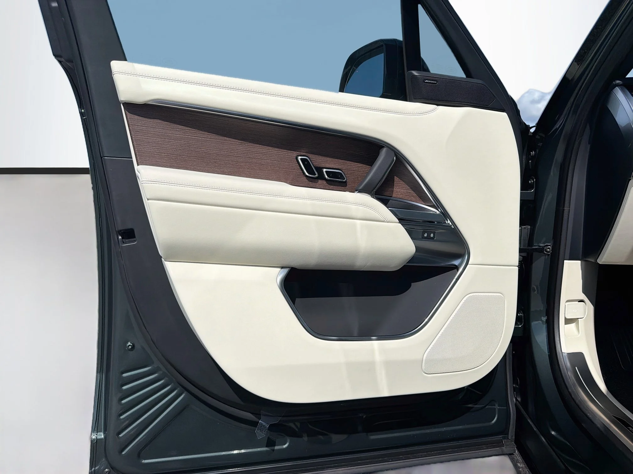 New 2026 Belgravia Green Land Rover SE image 23