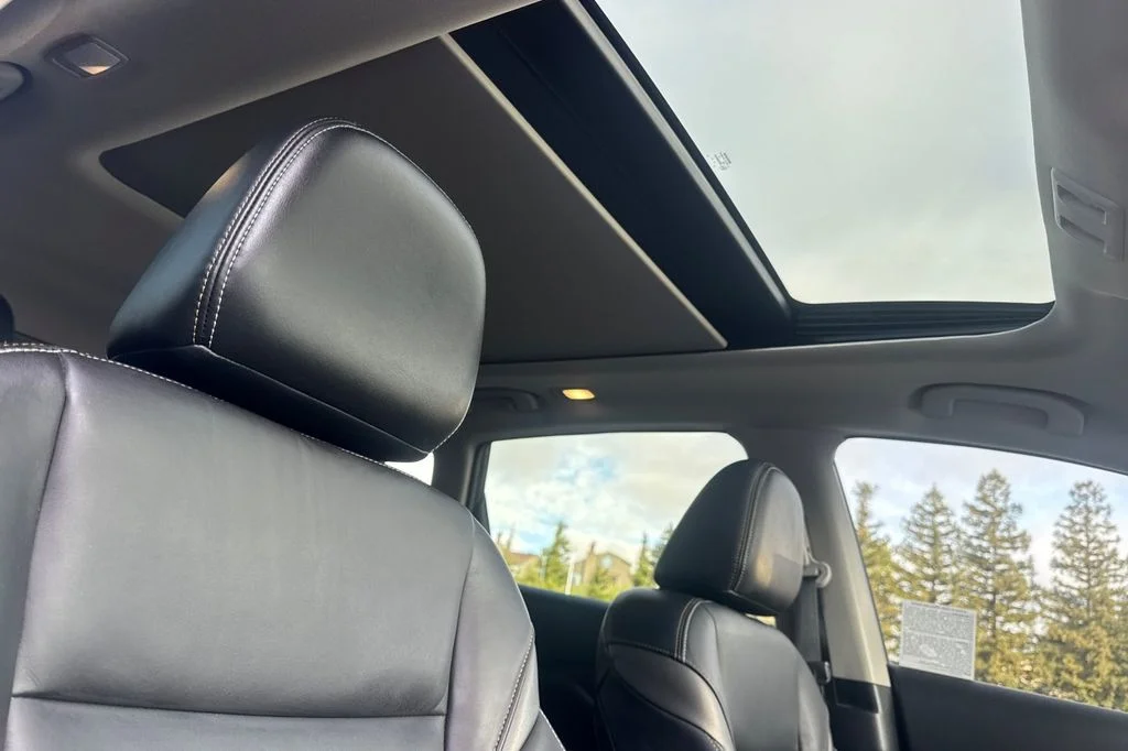 Used 2023 Silver Nissan Platinum image 18
