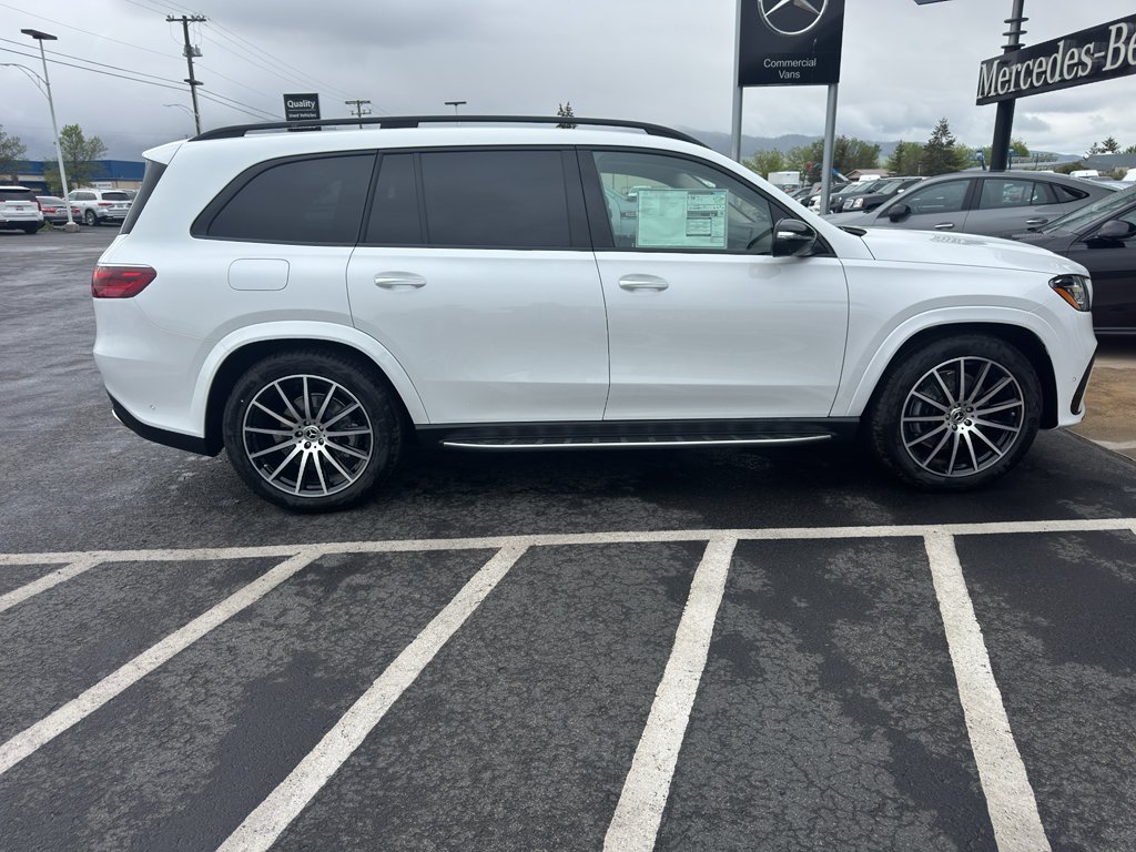 New 2026 MANUFAKTUR Moonlight White Metallic Mercedes-Benz GLS 580 image 4
