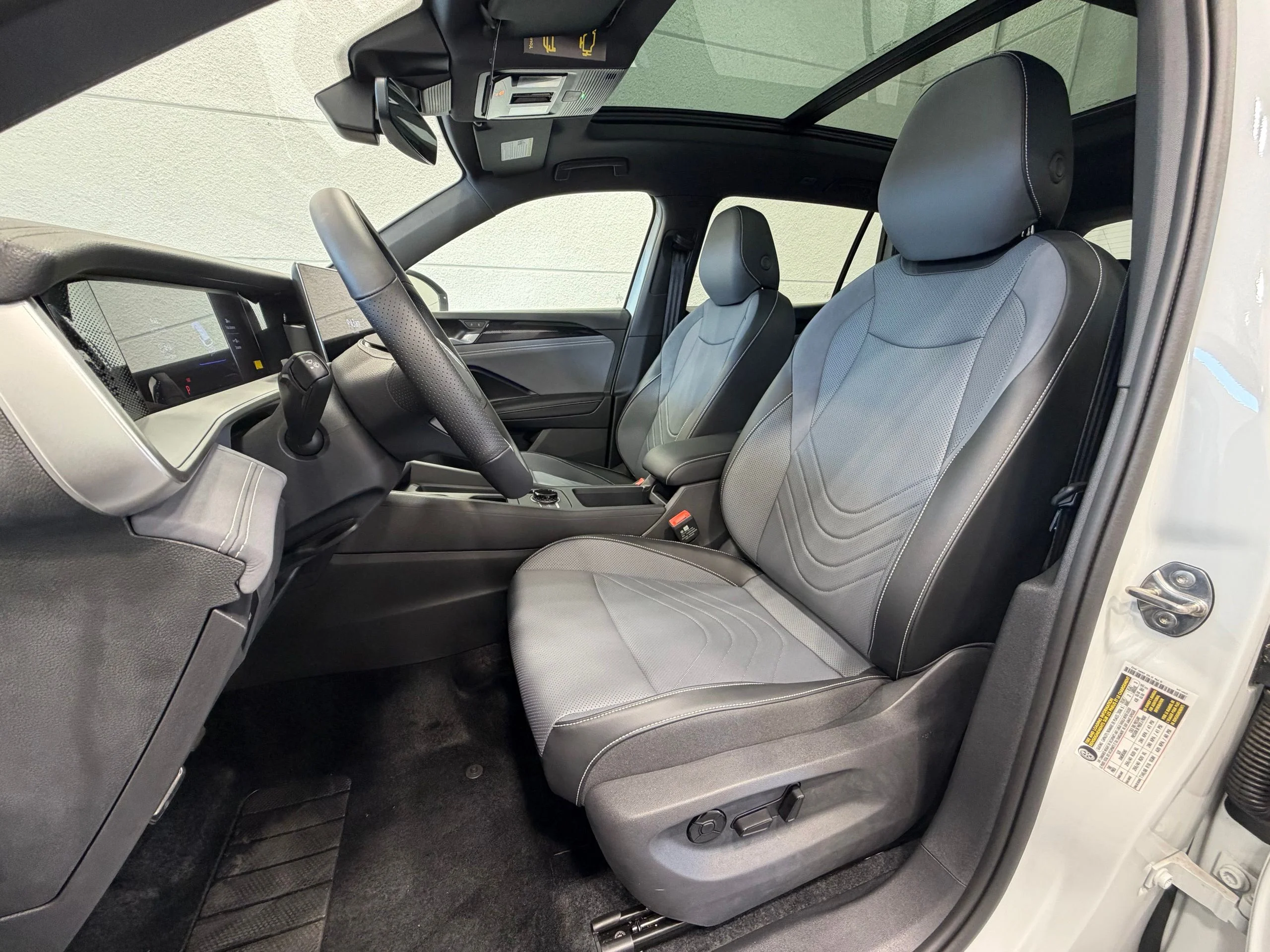 New 2026 White Volkswagen 2.0T SE R-Line Black image 20