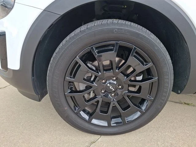 Used 2022 White Kia SX image 28