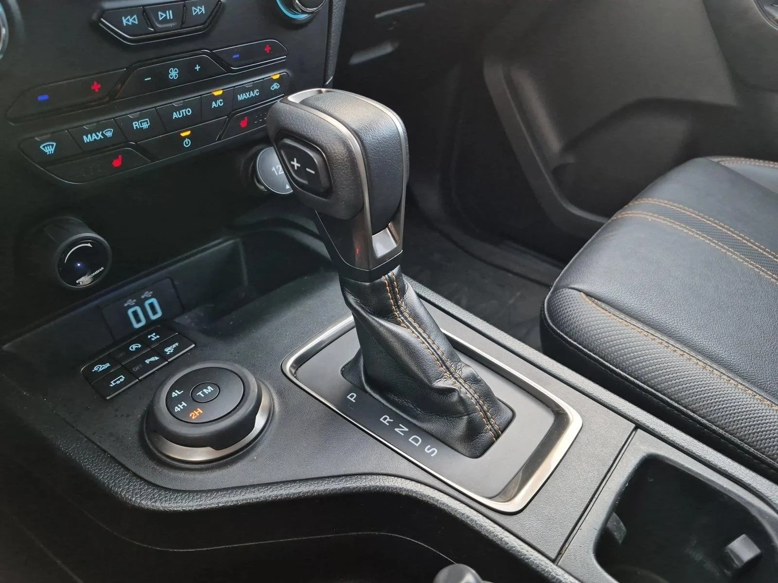Used 2022 Cactus Gray Ford LARIAT image 10