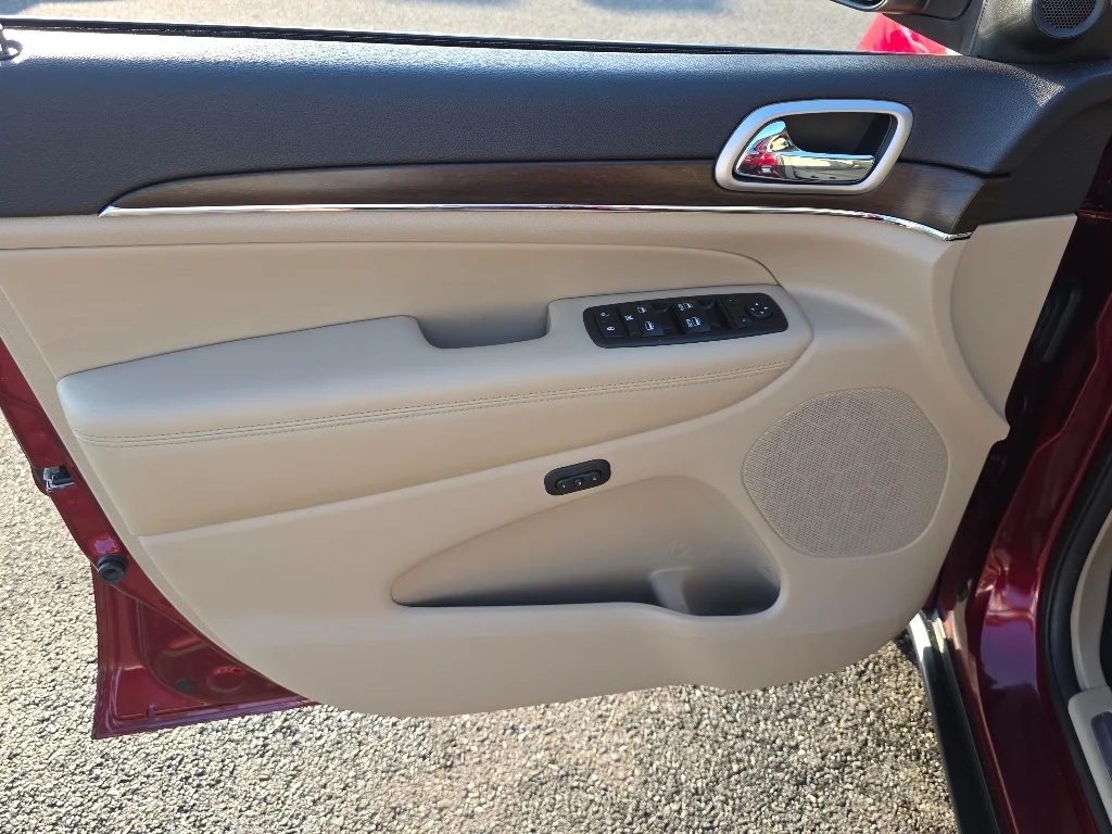 Used 2018 Velvet Red Pearl Coat Jeep Limited image 33
