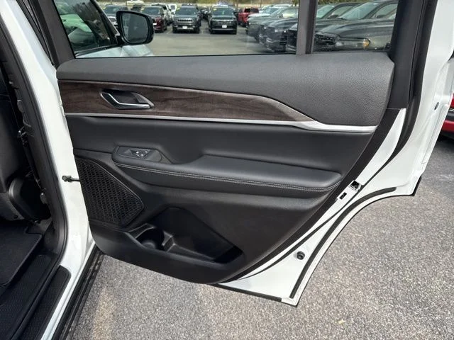 New 2026 Bright White Clear-Coat Exterior Paint Jeep Altitude image 24