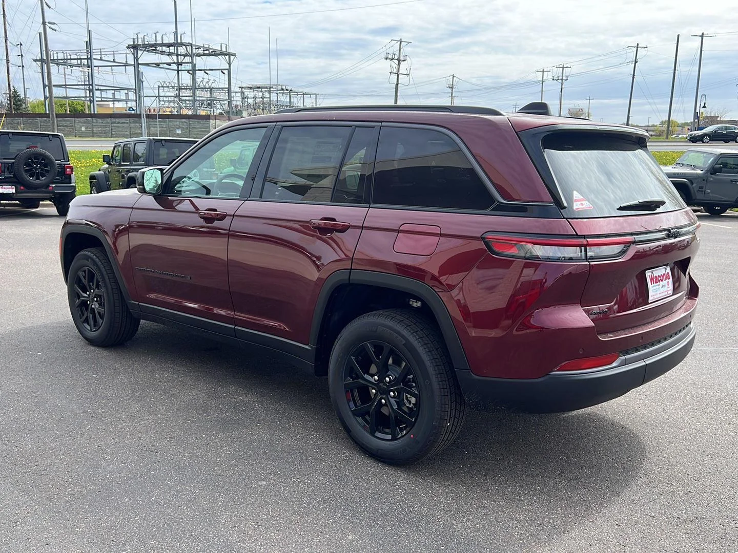 New 2026 Velvet Red Pearl-Coat Exterior Paint Jeep Laredo Altitude image 5