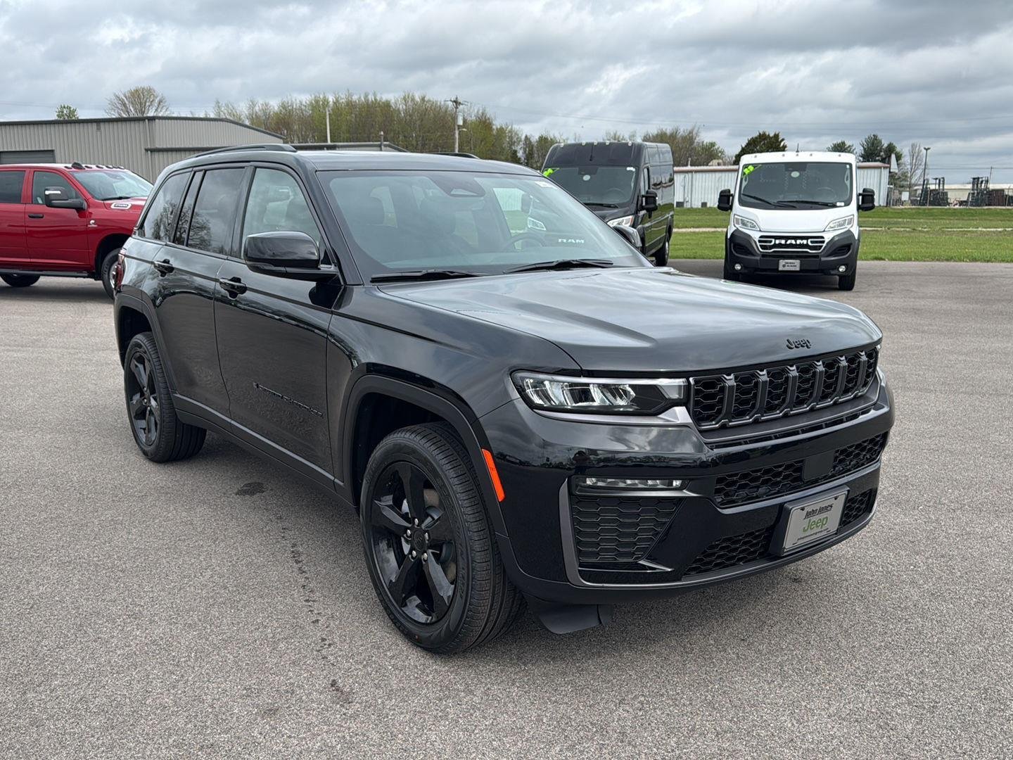 New 2026 Diamond Black Crystal Pearl-Coat Exterior Paint Jeep Limited image 2