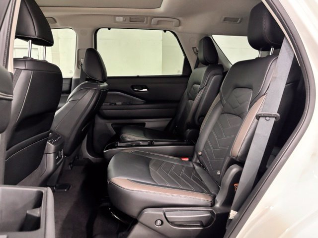 Used 2023 White Nissan Platinum image 20