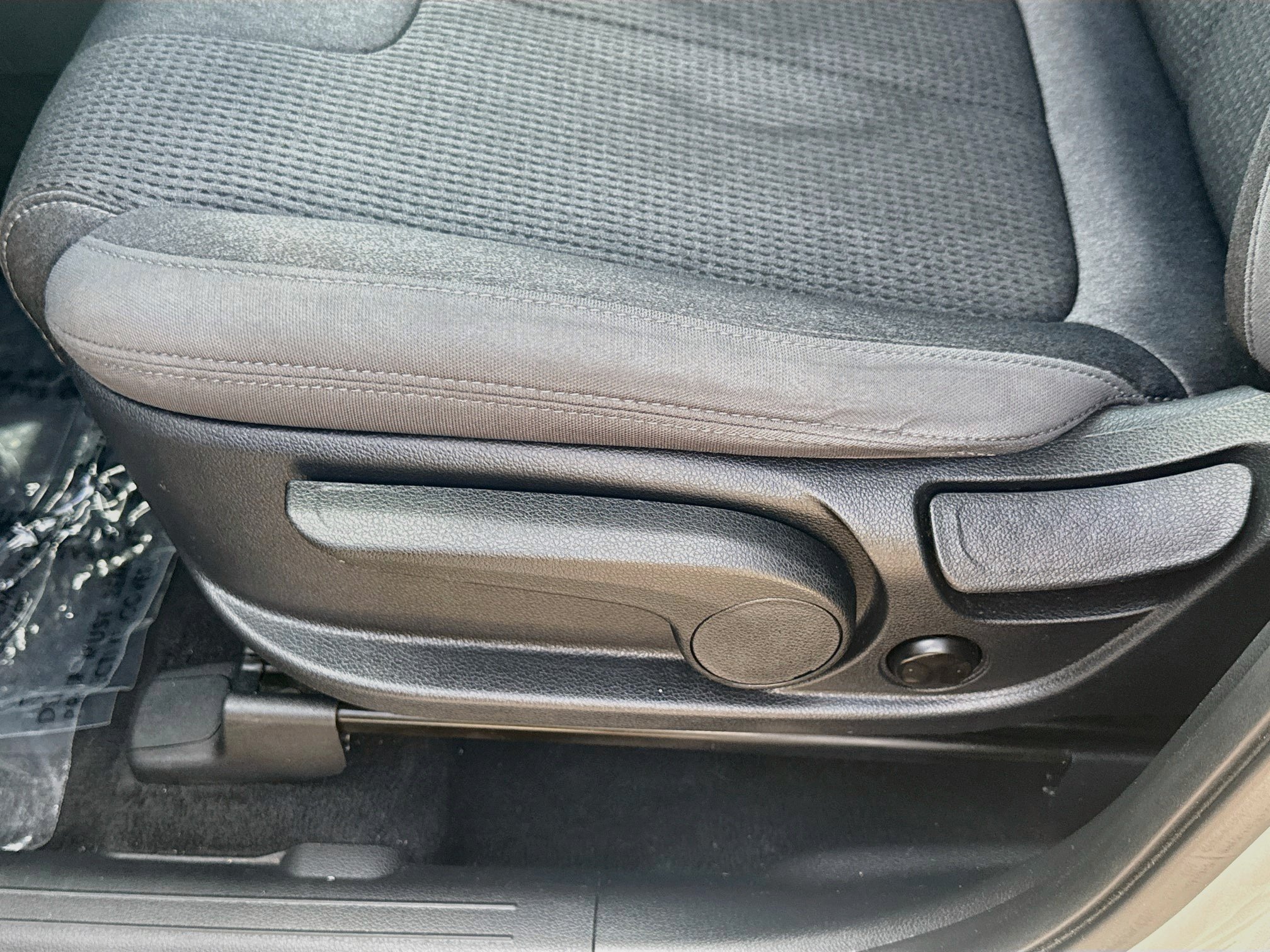 Used 2021 Shimmering Silver Hyundai SE image 15