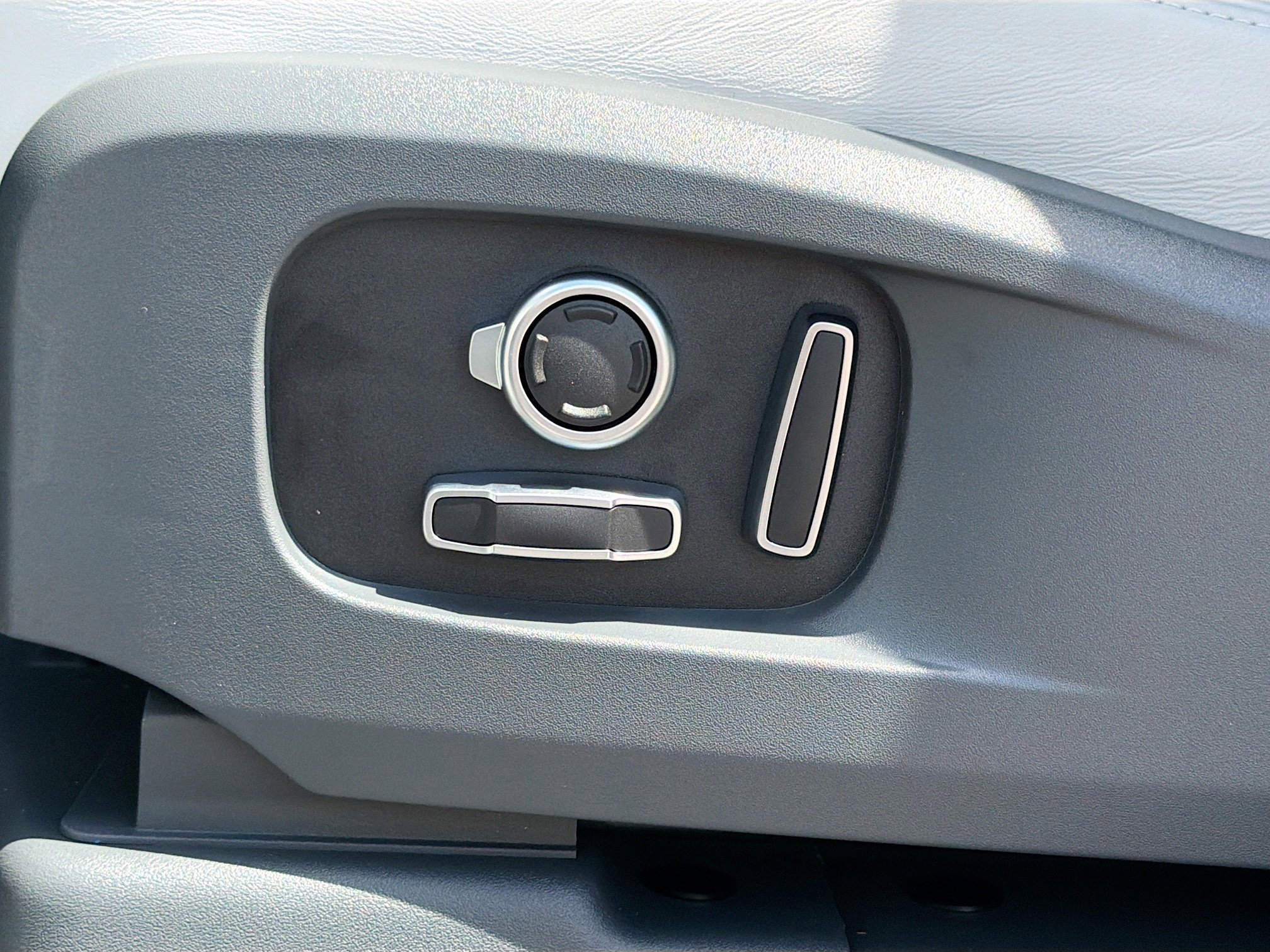 New 2026 Fuji White Land Rover X-Dynamic SE image 26