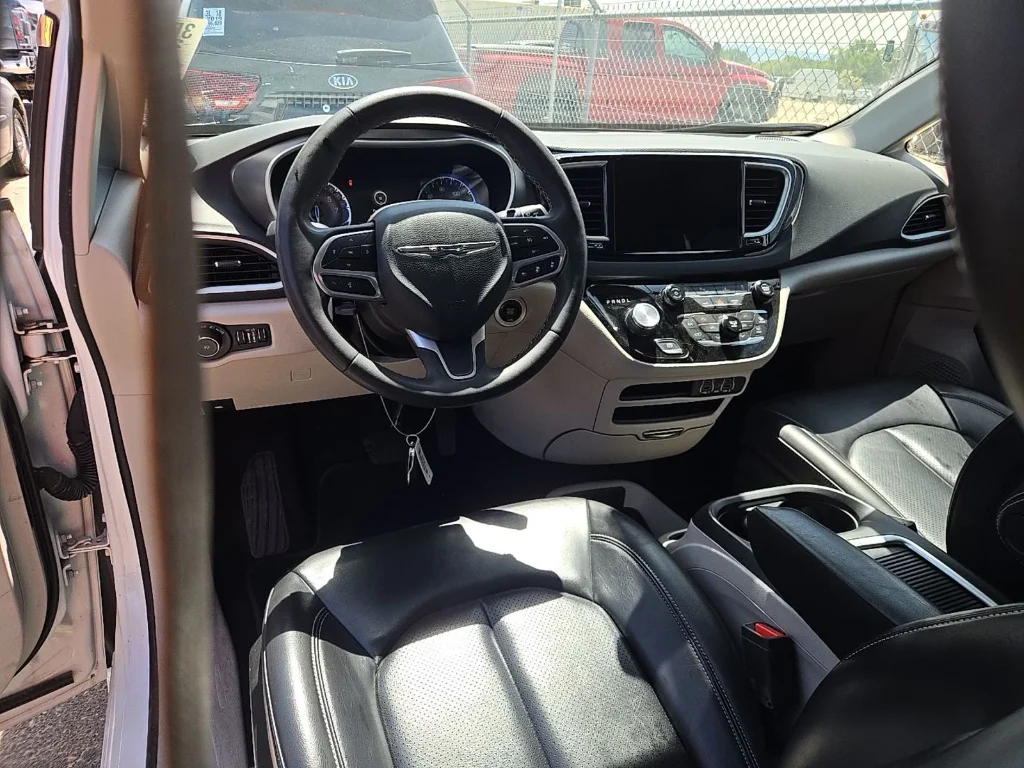2023 Chrysler Pacifica Touring L - Photo 8