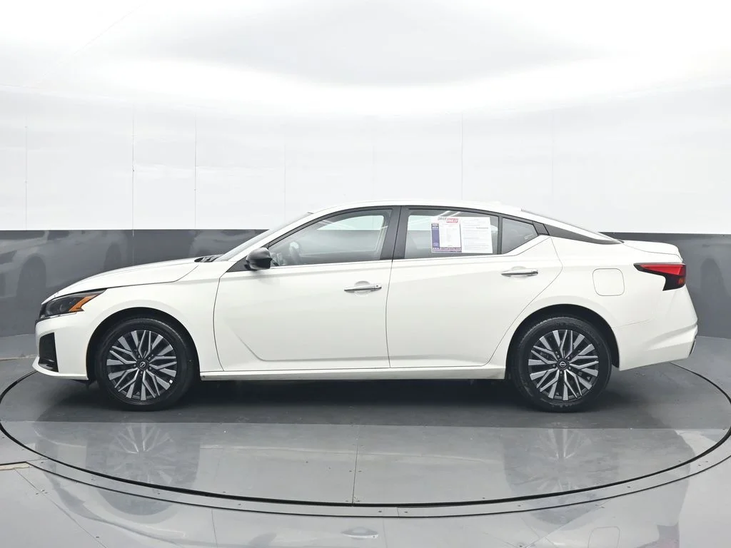 Used 2025 White Nissan 2.5 SV image 3