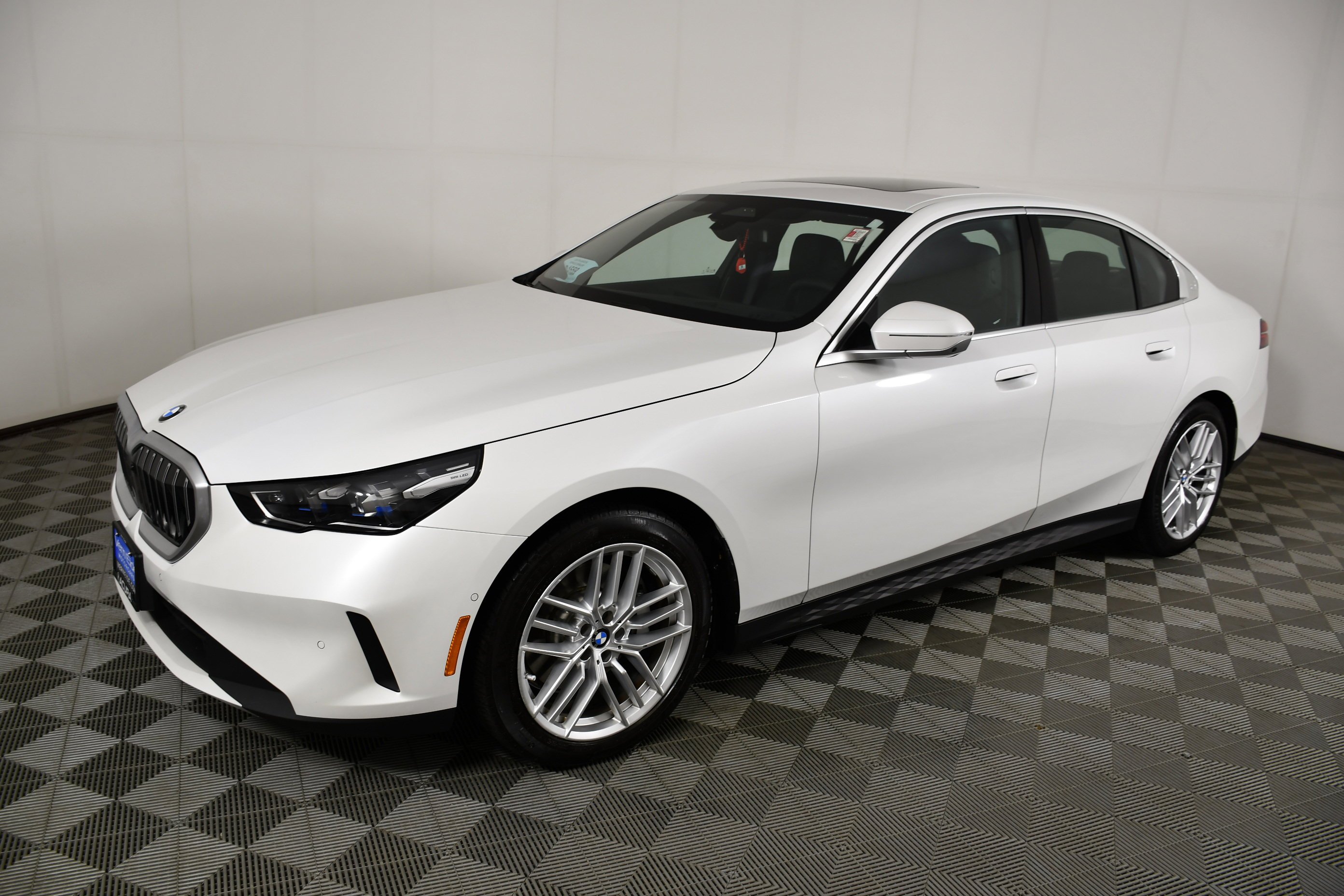 2025 BMW 5 Series 530i - Photo 10