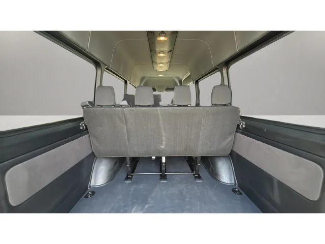 Used 2025  Mercedes-Benz NA image 41