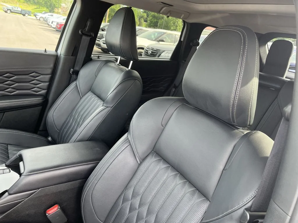 Used 2025 Silver Mitsubishi SEL image 11
