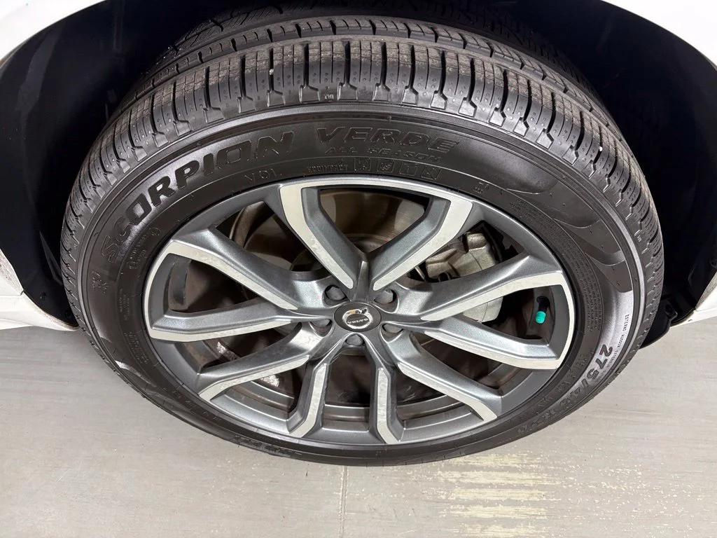 Used 2019 White Volvo T6 Momentum image 11