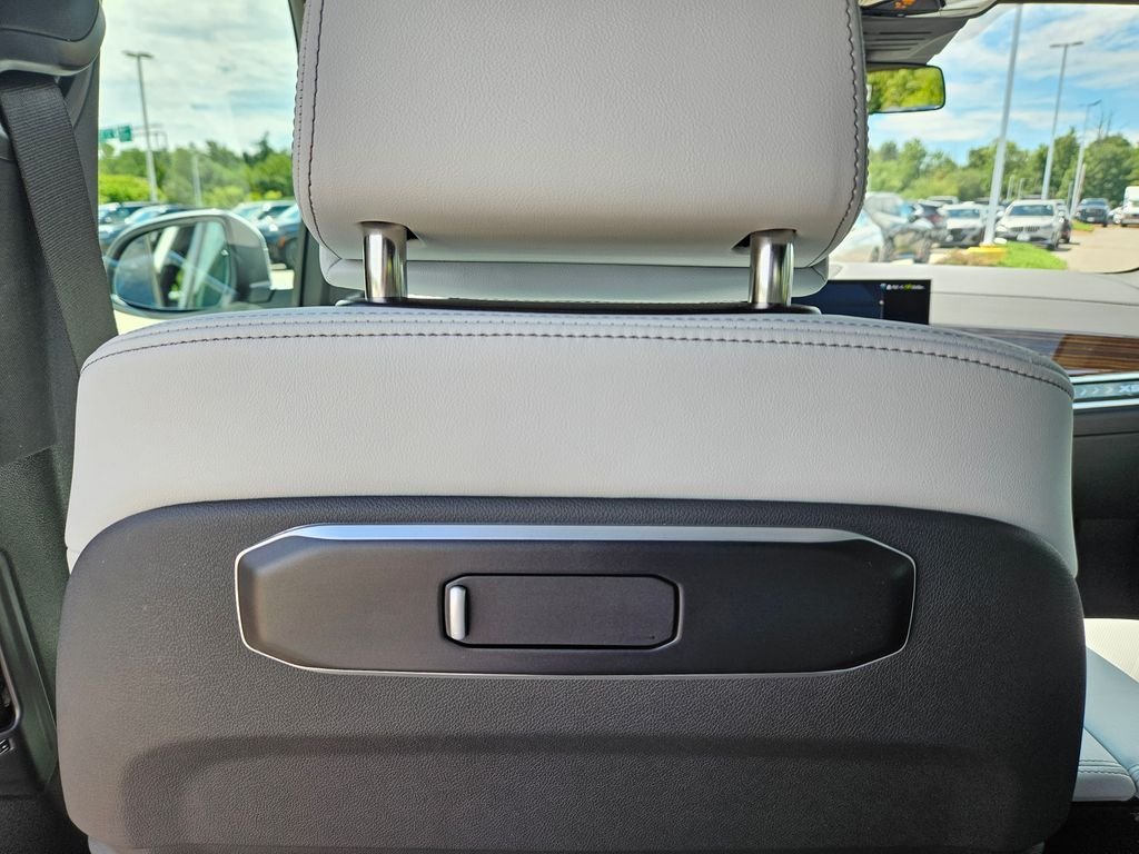 Certified Used 2026 Mineral White Metallic BMW xDrive40i image 28