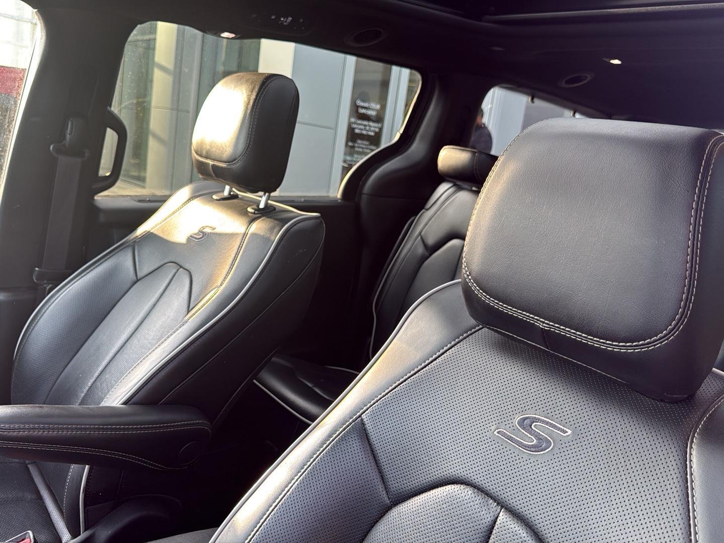 Used 2025 Ceramic Gray Clearcoat Chrysler Limited image 20