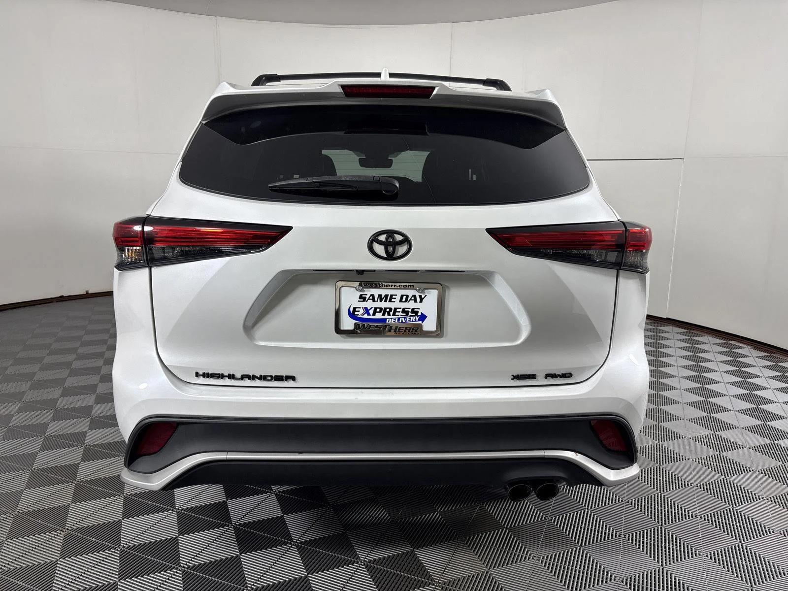 Used 2022 Wind Chill Pearl Toyota XSE image 18