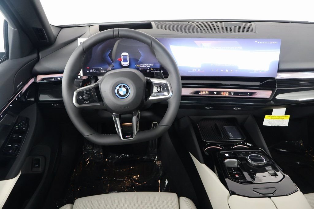 New 2027 Mineral White Metallic BMW 550e xDrive image 3