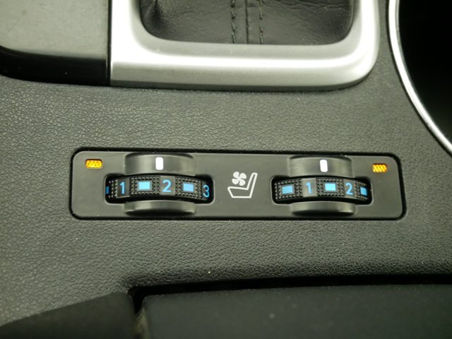 Used 2015 Creme Brulee Mica Toyota Limited image 34