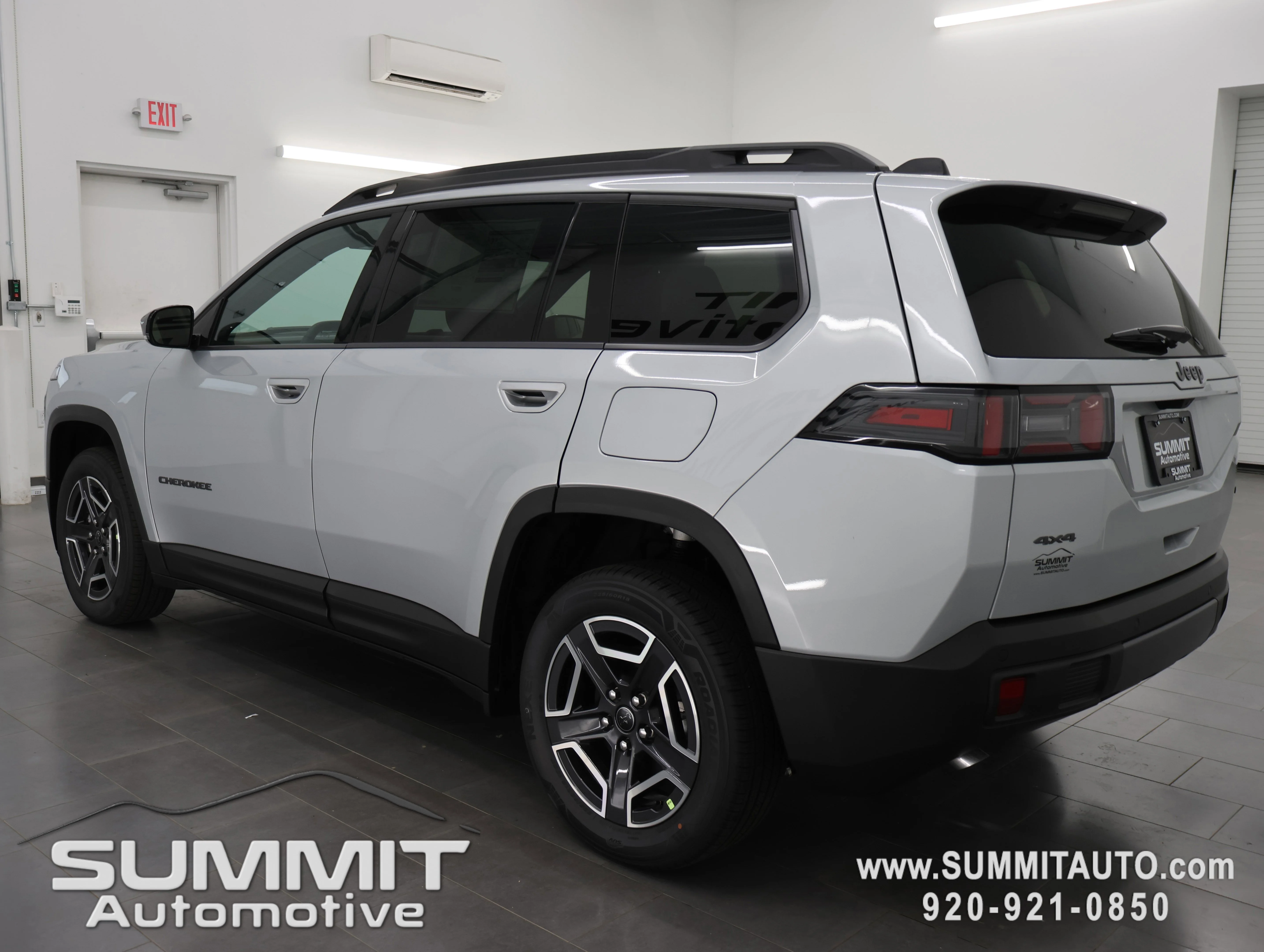 New 2026 Silver Zynith Clear-Coat Exterior Paint Jeep Limited image 6