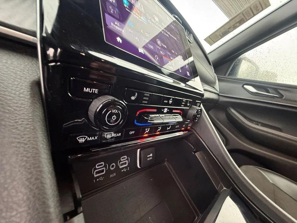 Used 2024 Gray Jeep Altitude image 23
