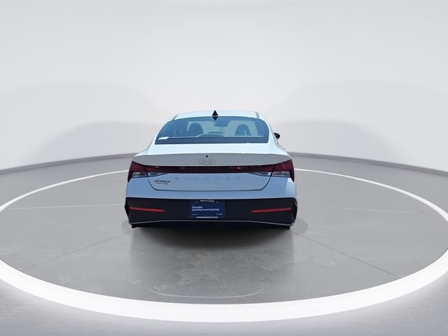 Used 2025 White Hyundai SE image 8