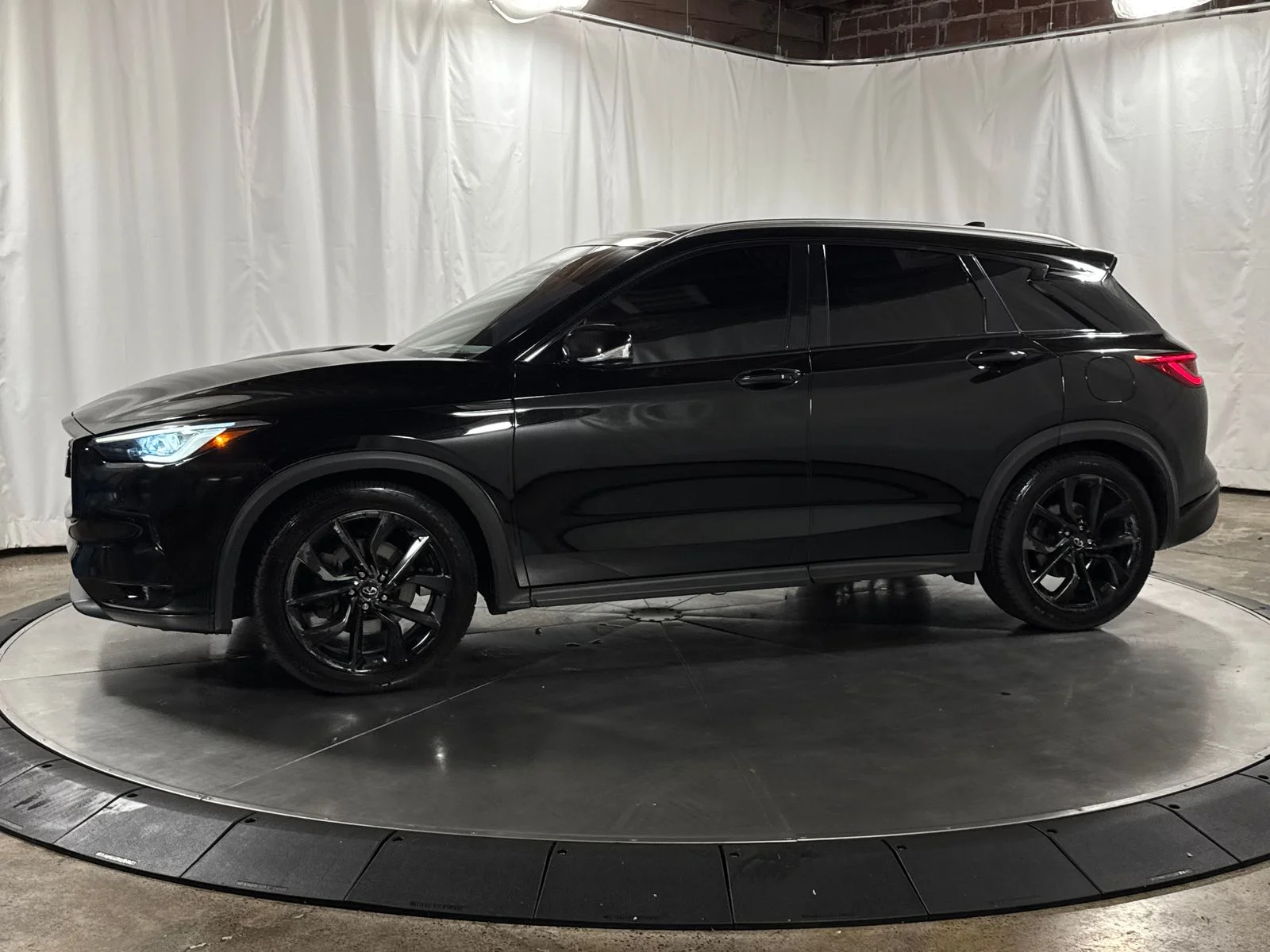 Used 2019  INFINITI ESSENTIAL image 5