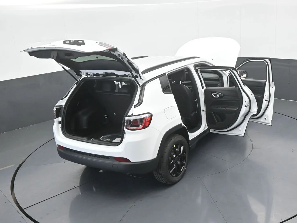 New 2026 Bright White Clear-Coat Exterior Paint Jeep Latitude image 60