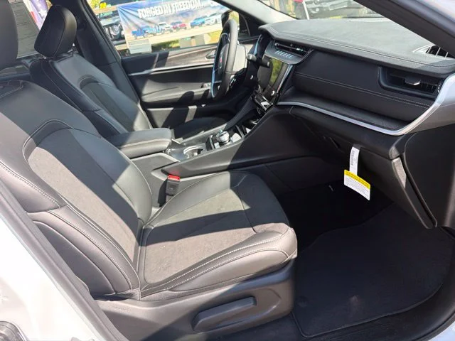 New 2027 White Jeep Laredo Altitude image 28