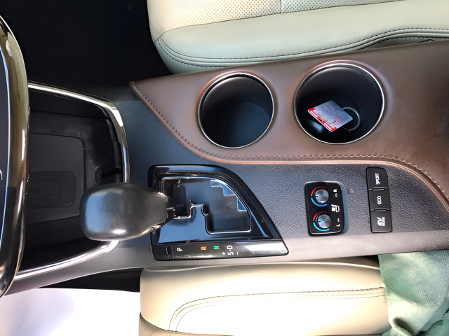 Used 2015  Toyota Limited image 19