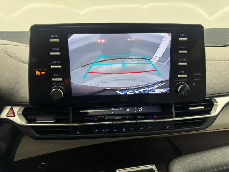 Used 2023  Toyota XLE Minivan 4D image 21