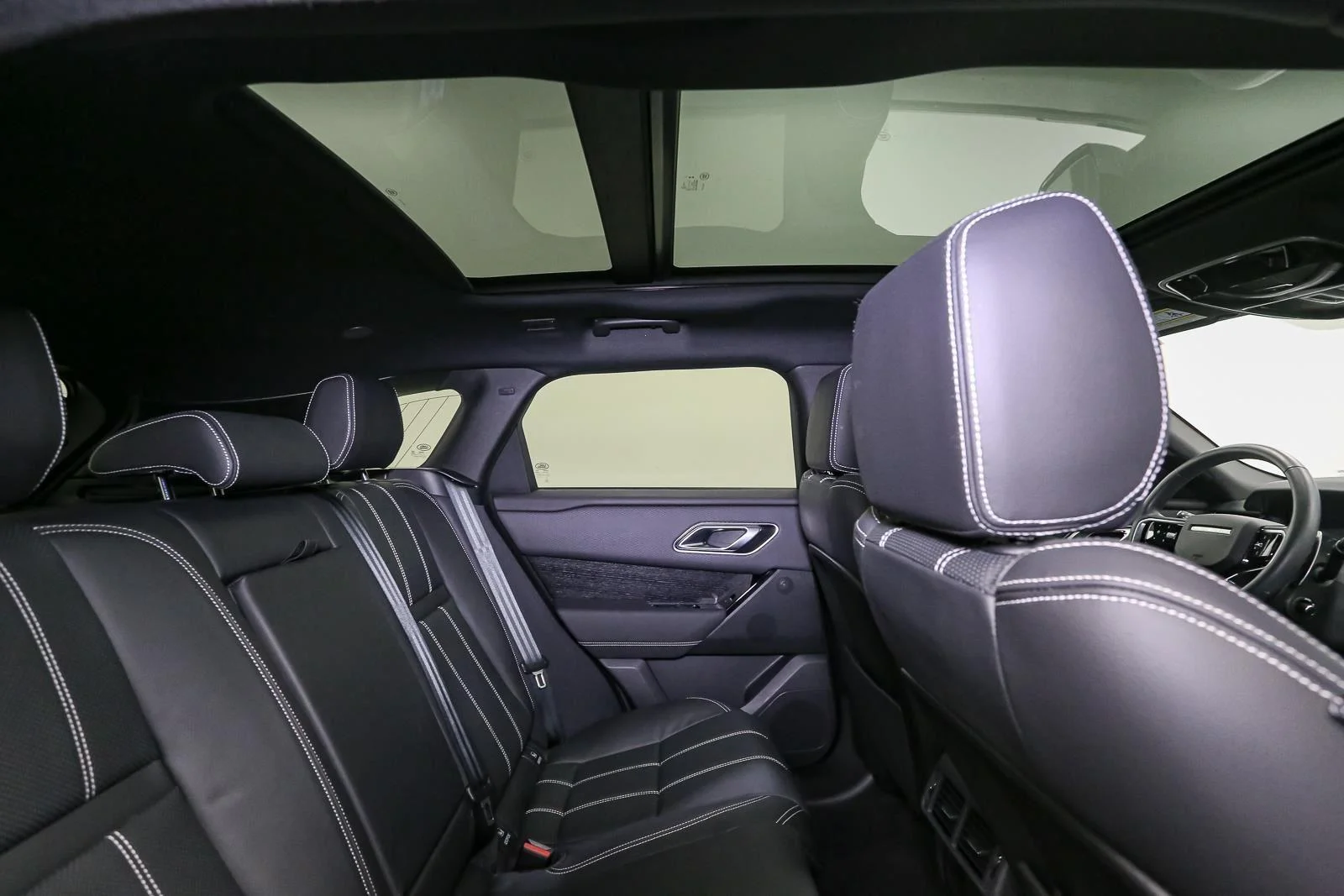 Used 2023 Fuji White Land Rover R-Dynamic S image 23