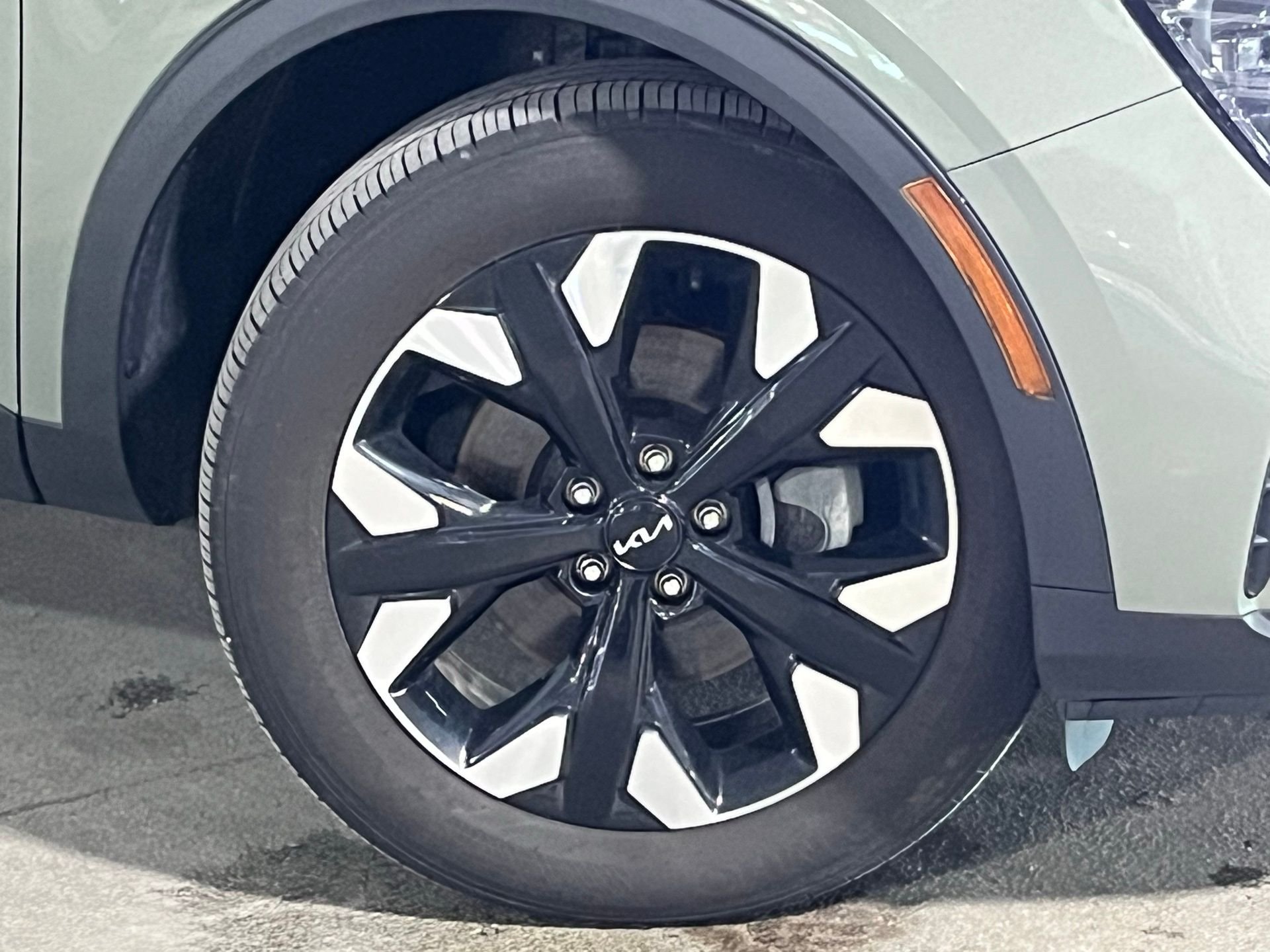 Used 2024 Green Kia X-Line image 2