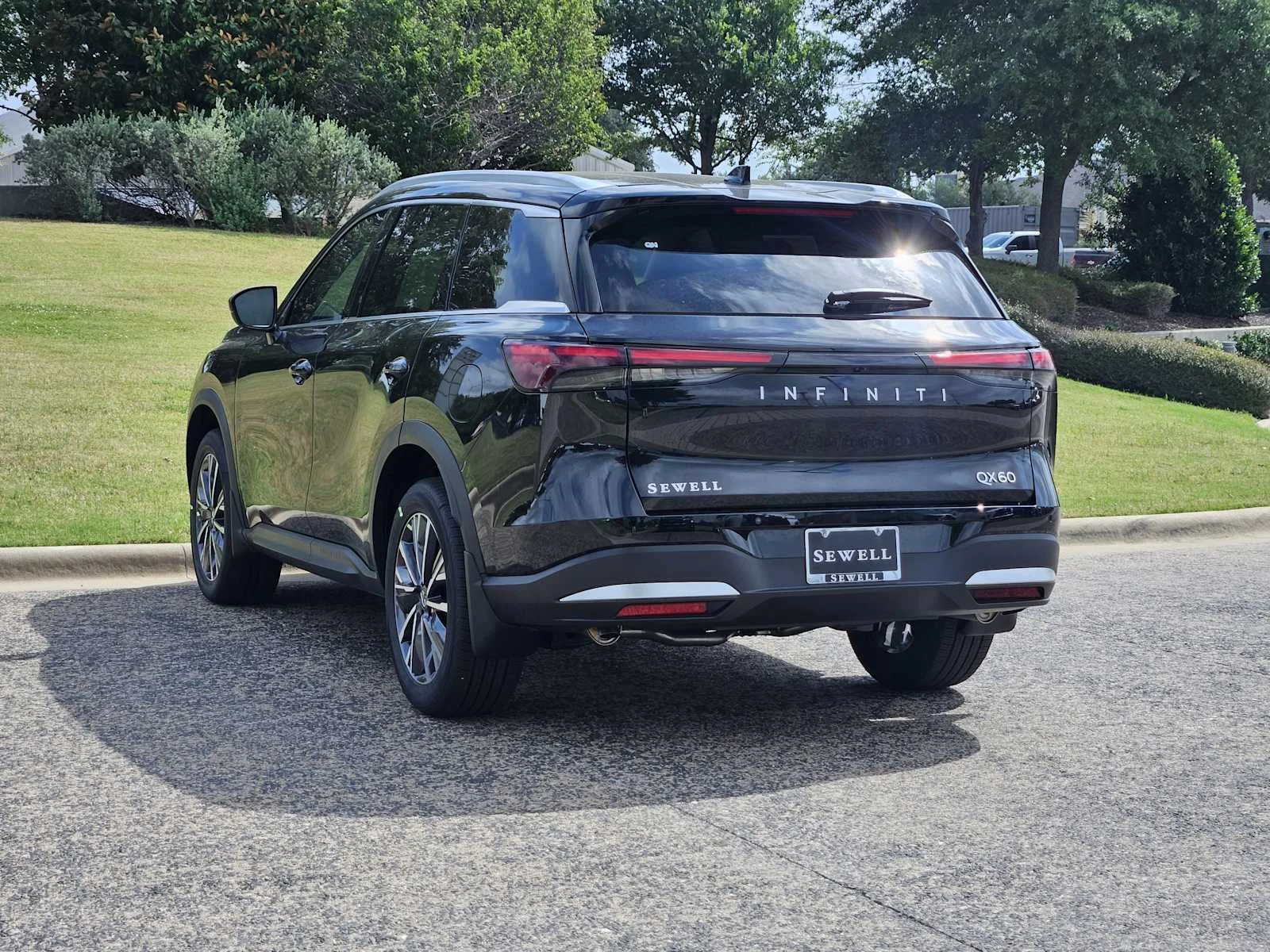 New 2027 MINERAL BLACK INFINITI Luxe FWD image 3
