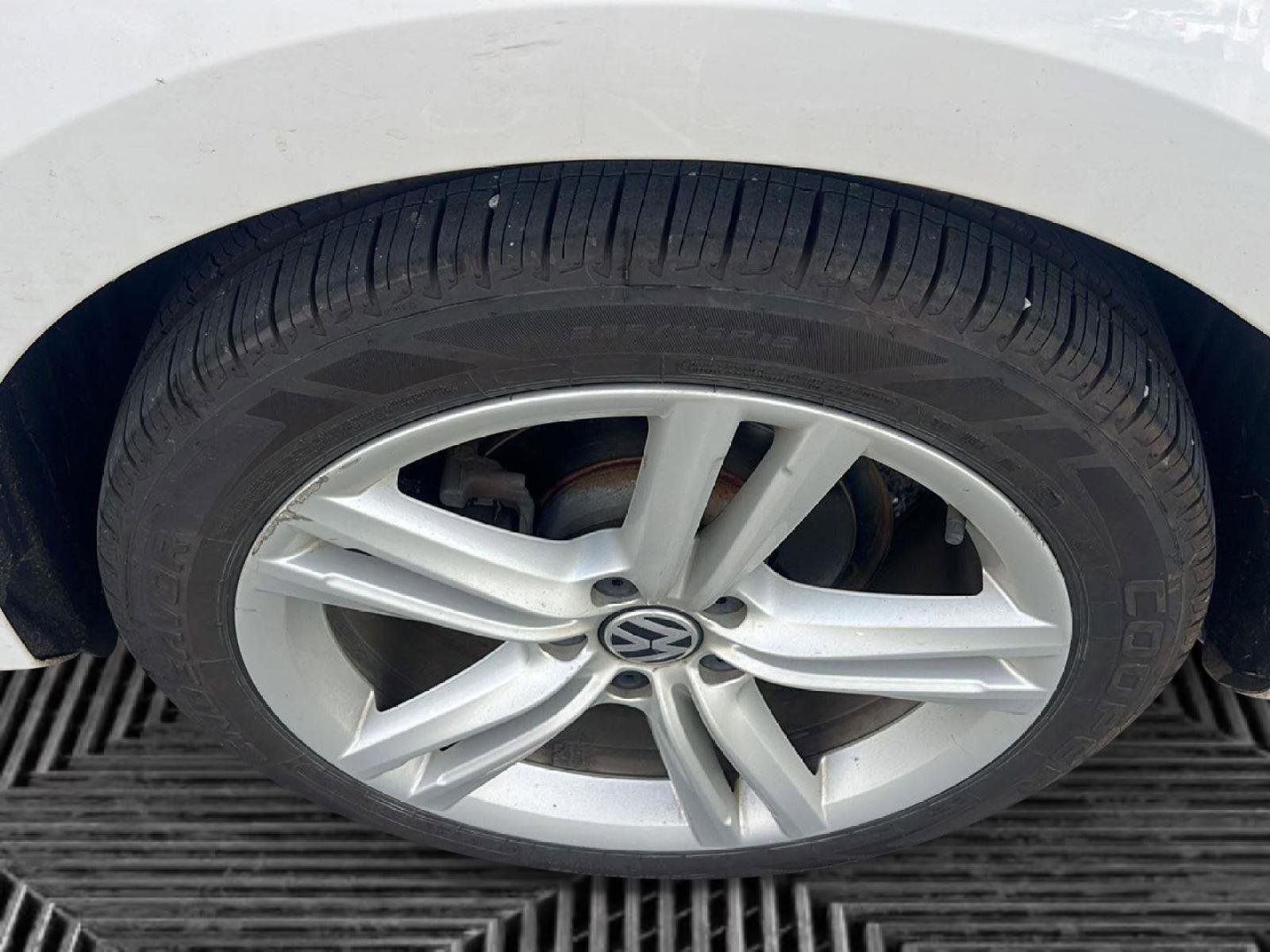 Used 2013 Candy White Volkswagen TDI SE w/Sunroof & Nav image 25