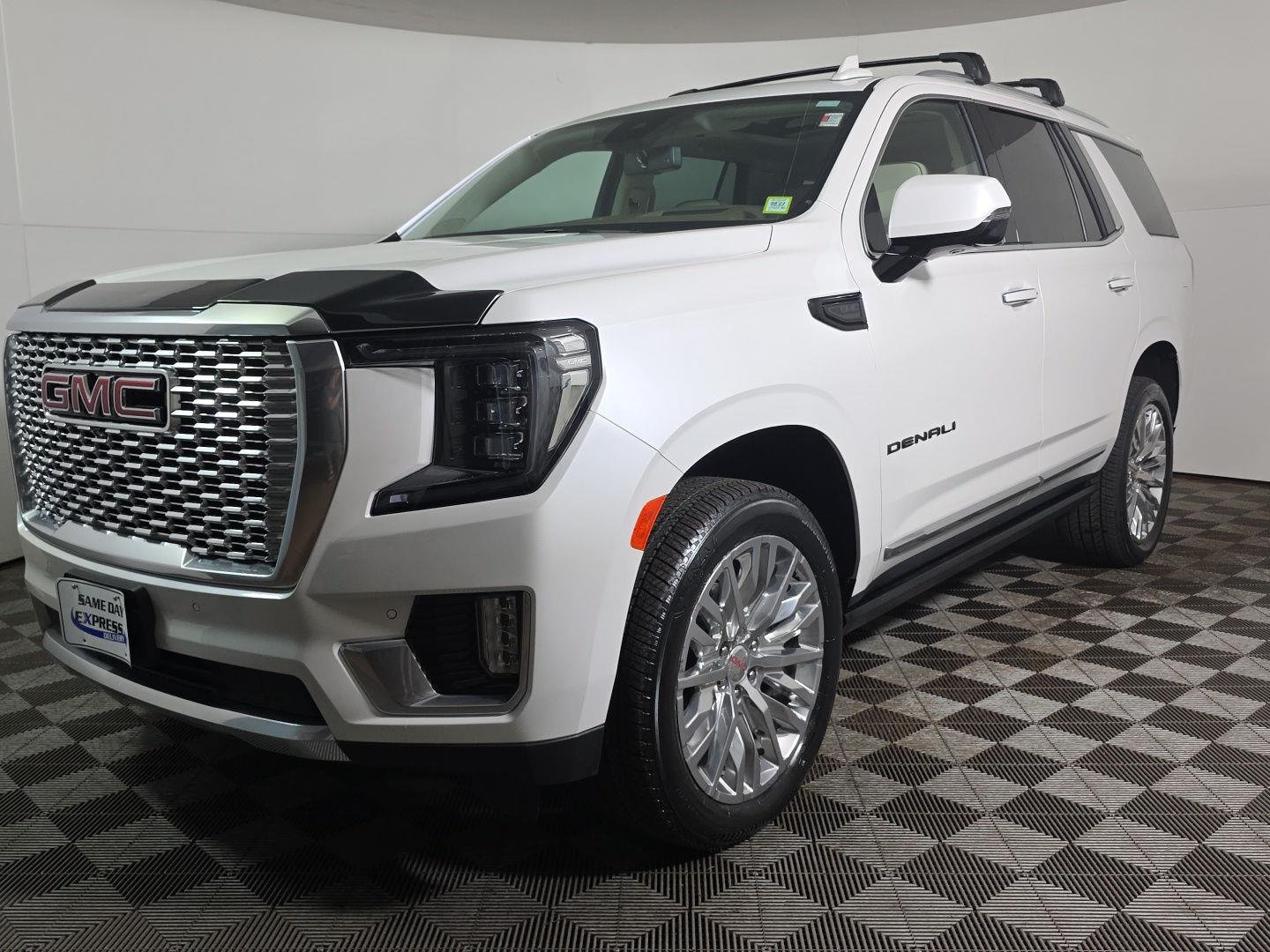 Used 2024 White Frost Tricoat GMC Denali image 7
