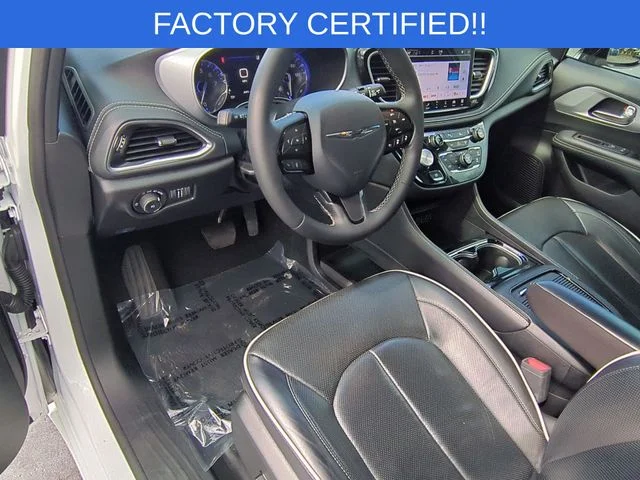 Used 2025 White Chrysler Limited image 12