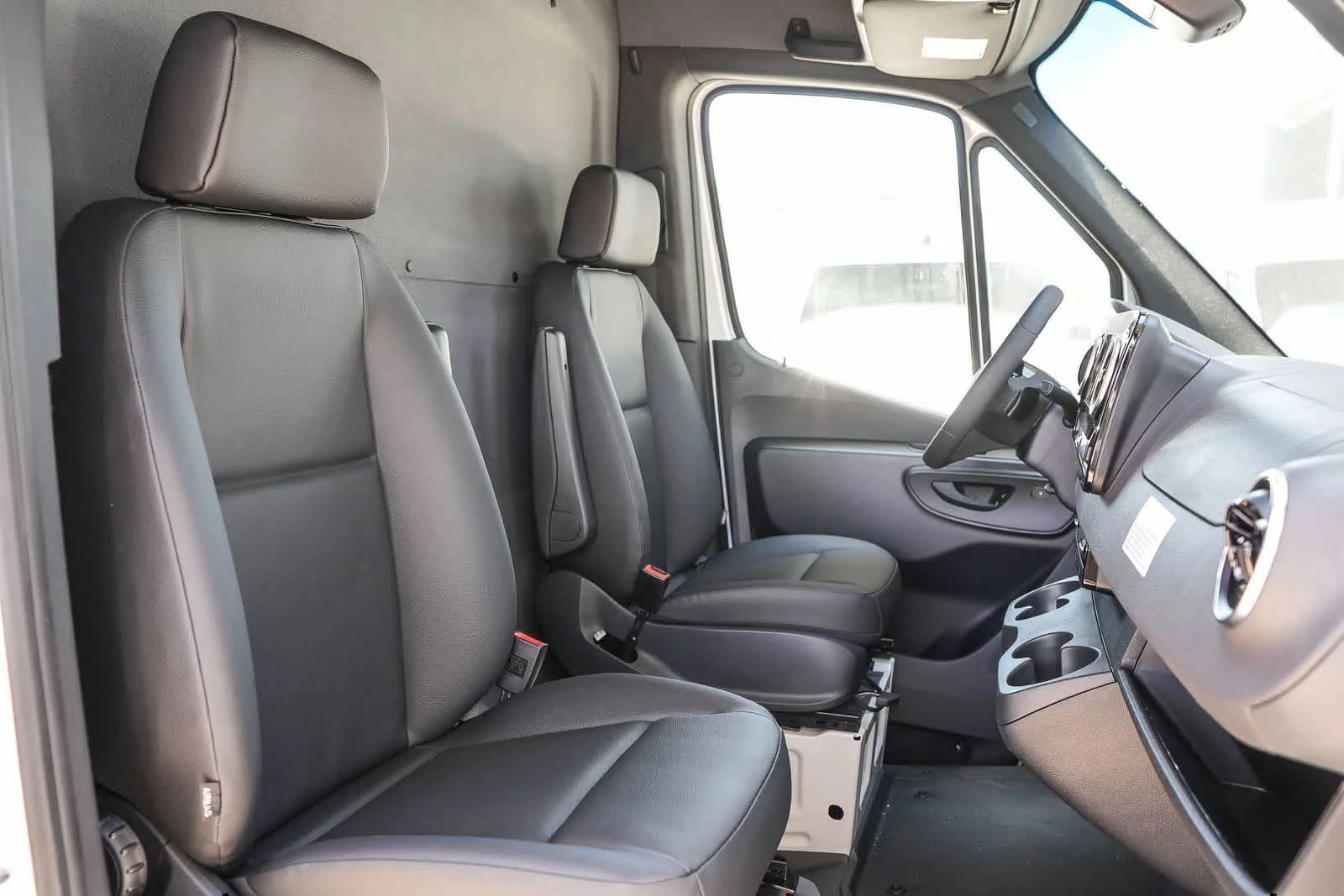 New 2025 Arctic+White Mercedes-Benz Cargo 170WB High Roof 113kW Battery RWD HO Motor image 16
