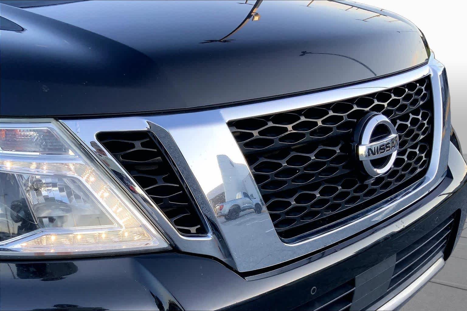 Used 2019 Super Black Nissan SL image 28