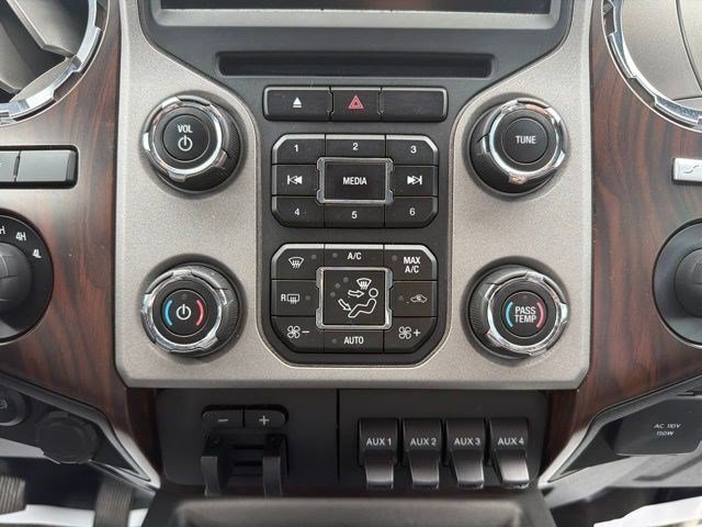 Used 2016 White Platinum Metallic Tri-Coat Ford Lariat image 23