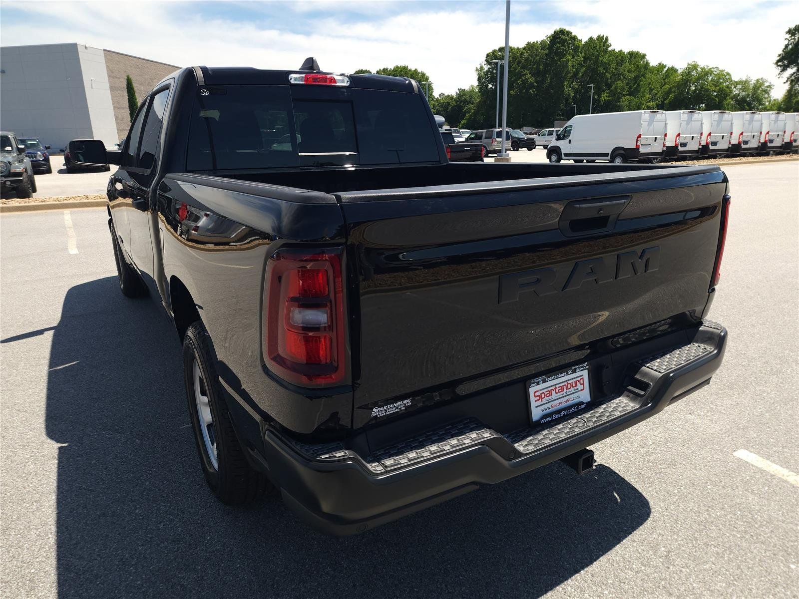New 2026 Diamond Black Crystal Pearl-Coat Exterior Paint RAM Tradesman image 4