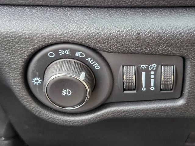 Used 2025 Black Chrysler Select image 29