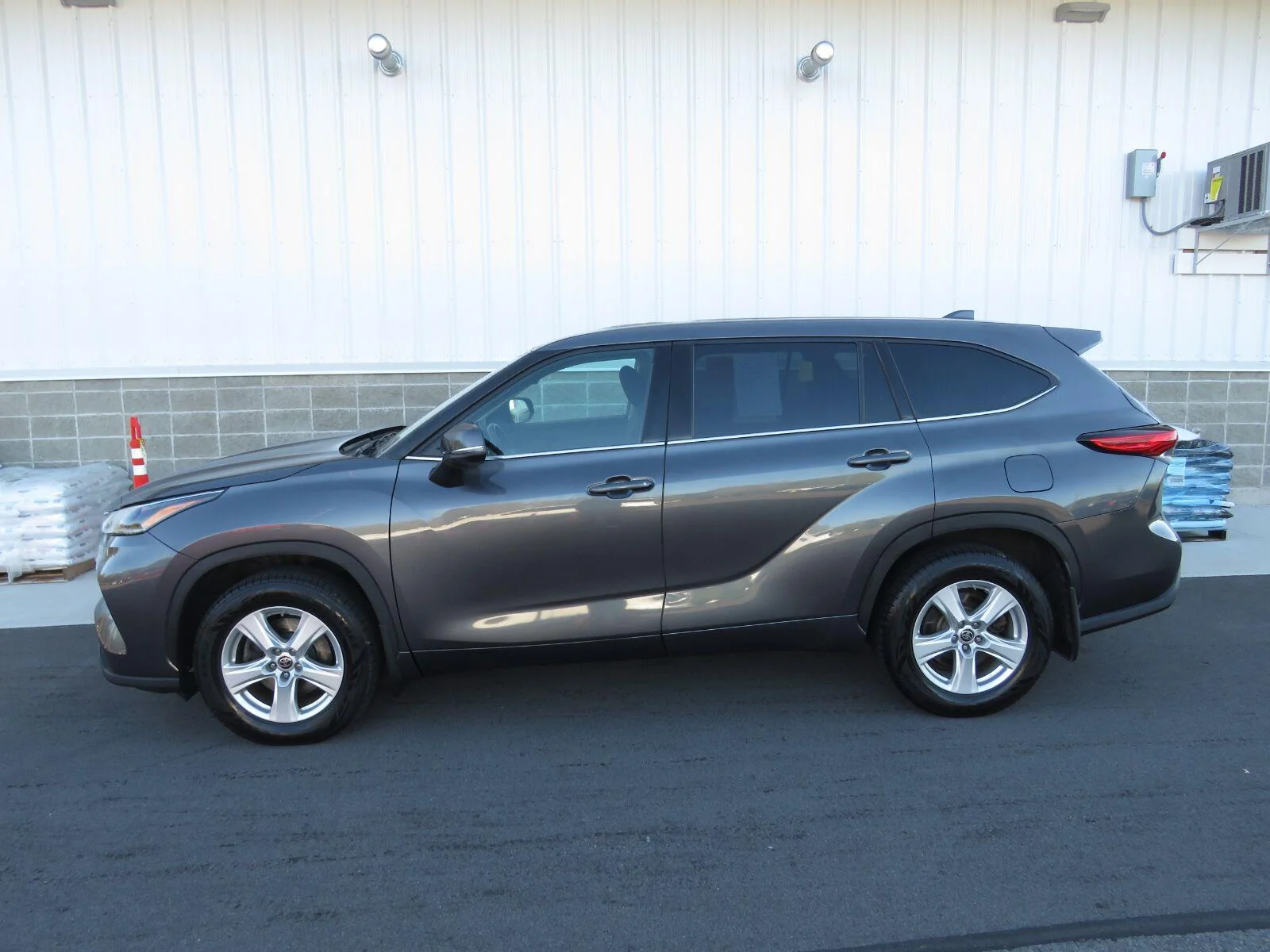 Used 2021 Magnetic Gray Met Toyota L image 15