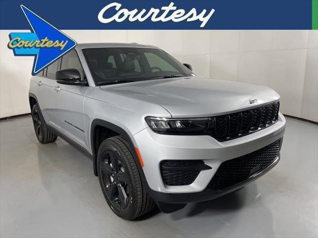 New 2025 Silver Zynith Exterior Paint Jeep Altitude X image 1