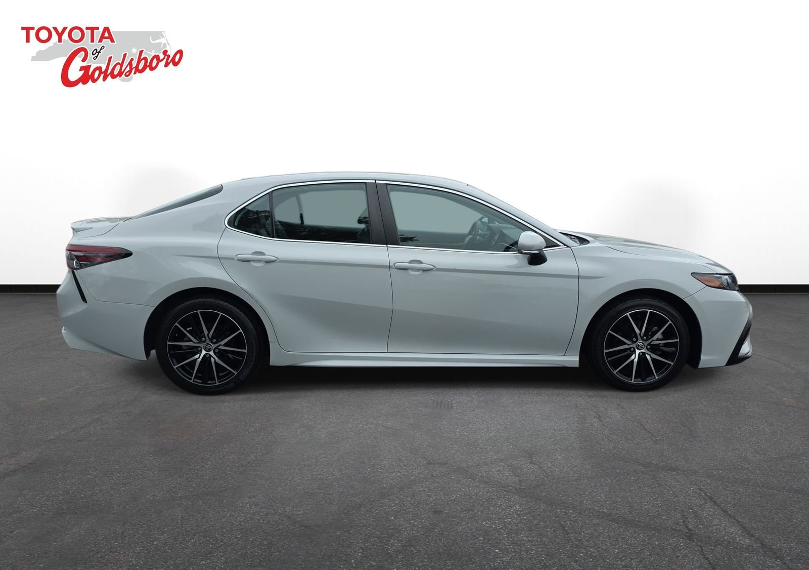 Used 2023 White Toyota SE image 4