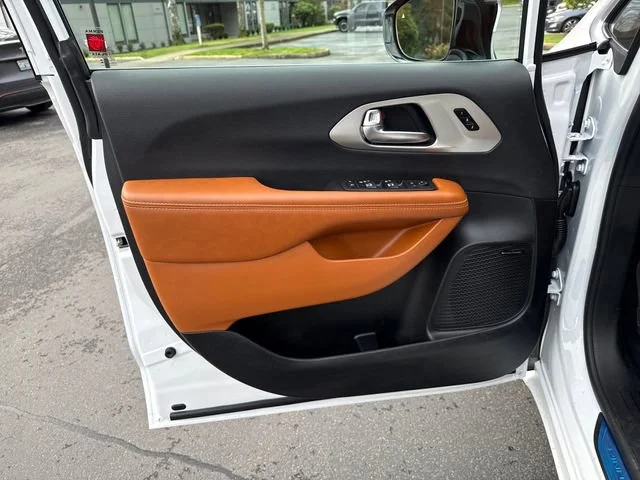 New 2026 Bright White Clear-Coat Exterior Paint Chrysler Pinnacle image 15