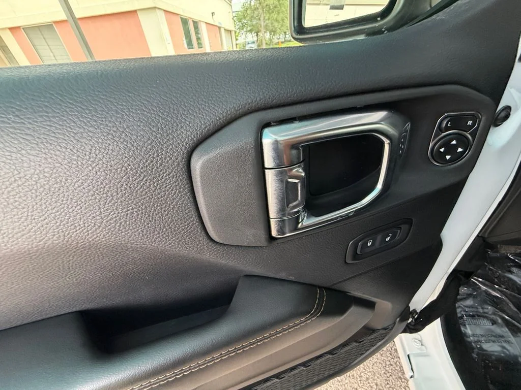 Used 2025 White Jeep Sahara image 11
